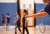 Jugendliche trainieren Badminton