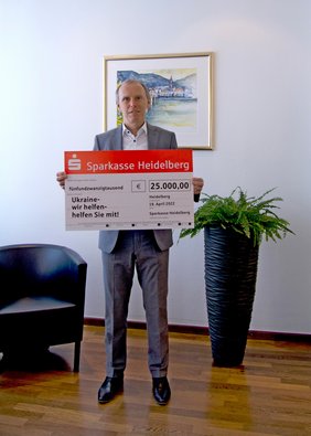 Spendenschck über 25.000 Eruo für die Ukraine Thomas Lorenz, Sparkasse Heidelberg