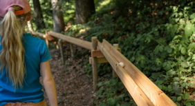 Waldkugelbahn Abbildung von einem Kind bei einer Waldkugelbahn