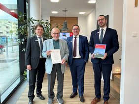 Stifter Manfred Hahn mit Stiftungsurkunde Stifter der Anne und Manfred Hahn-Littlefair-Stiftung mit Stiftungsurkunde