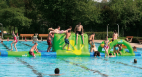 Badespaß mit der Multifunktionsinsel im Freiba Rodach Multifunktionsinsel Freibad