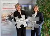Cornelia Kollmer und Susanne Stippler mit Spendenscheck vom HAUS DER STIFTER