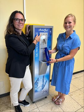 Haus der Stifter übergibt Trinkflaschen Nachhaltiges Geschenk zum Schulstart